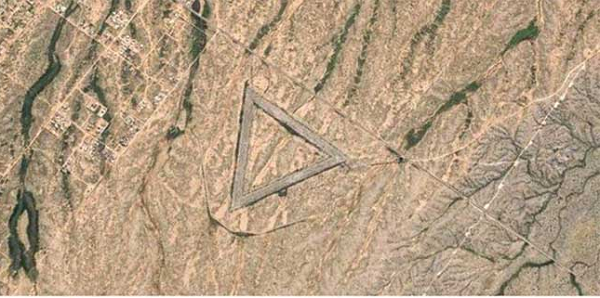 Tam giác khổng lồ của Mỹ nằm ở Wittmann (bang Arizona). Trông thì bí ẩn vậy thôi, thực chất đây là một căn cứ Không quân bị bỏ hoang trong giai đoạn 1956 - 1966.