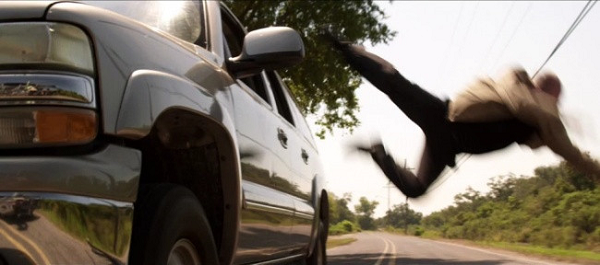 Trên phim hành động vẫn thường có những cảnh diễn viên nhảy ra từ xe ô tô đang chạy rất nhanh mà chẳng hề hấn gì. Nhưng thực tế thì bạn sẽ có cơ hội sống sót thấp khi thực hiện hành động này vì tốc độ quá lớn của chiếc xe khiến cơ thể bị thương rất nặng.