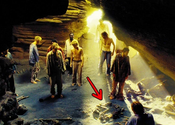 Trong phim, việc các nhân vật nhóm lửa trong hang động chắc chắn không còn lạ lẫm nhưng nó lại là hiện tượng vô lý. Khi đốt lửa trong hang, nhiệt độ sẽ làm cho đá giãn nở và dễ gây hiện tượng sập hang. Vì thế, bạn chỉ nên nhóm lửa ngoài trời thôi nhé.
