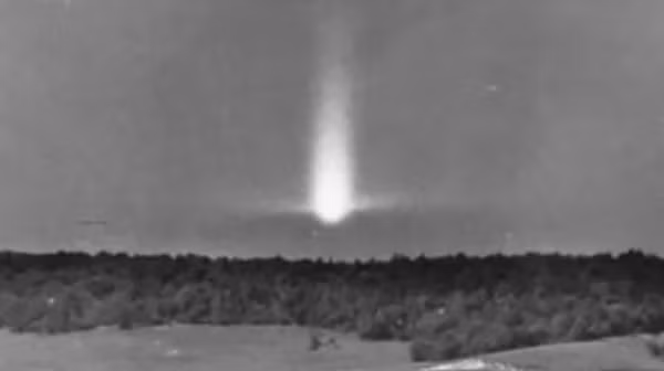  Khu rừng Hoia Baciu nằm rìa thành phố Cluj Napoca, vùng Transylvania, Romania trở nên nổi tiếng vào khoảng năm 1960. Khi đó nhà sinh học Alexandru Sift phát hiện một vật thể lạ có hình dạng giống chiếc đĩa bay trên bầu trời gần khu vực rừng trong lúc ông đi thực hiện nghiên cứu.