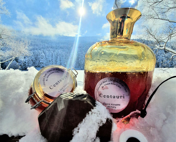 Mật ong Centauri được khai thác từ một hang động cao hơn mực nước biển 2,4 km ở Thổ Nhĩ Kỳ. Với địa điểm hoàn toàn xa cách thế giới con người, nên việc thu hoạch mật ong cũng trở nên khó khăn.