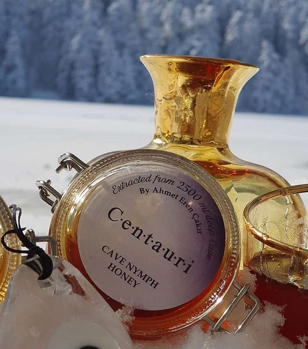 Xung quanh khu vực hang động, người ta trồng các loại dược liệu khác nhau, ong hút mật từ những loại cây này để cho ra thứ mật đắt đỏ.