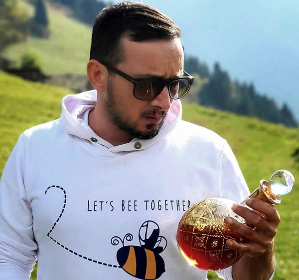 Những dược liệu này rất giàu magiê, kali, phenol, flavonoid và chất chống oxy hóa. Điều này làm cho mật ong Centauri lành mạnh và giàu chất dinh dưỡng, có giá trị cao về mặt y học.