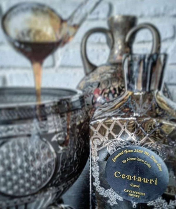 "Vì mật ong Centauri có hàm lượng phenol cao, chống oxy hóa, nên có tác dụng tuyệt vời đối với sức khỏe nói chung và sự chống lão hóa nói riêng. Tôi không khẳng định nó có thể chữa khỏi ung thư nhưng có thể tăng cường hệ miễn dịch" - Ahmet Eren Cakir cho biết thêm. Mời các bạn xem video: Khung cảnh thiên nhiên tuyệt đẹp tại các quốc gia ít dân nhất thế giới