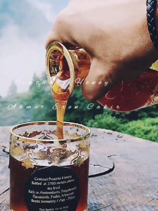 Khách hàng muốn sở hữu thứ mật ong đặc biệt này phải đặt trước hàng khá lâu và chờ đợi vì một năm số lượng sản xuất chỉ vài chục kg, thậm chí những người khách nước ngoài phải có mặt ở Istanbul, Thổ Nhĩ Kỳ để nhận hàng và tự mình vận chuyển.