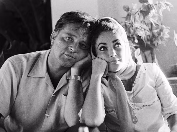 5. Elizabeth Taylor và Richard Burton là chuyện tình được phát triển sau khi họ thủ vai Antony và Cleopatra trong bộ phim Nữ hoàng Cleopatra. Khi ấy Burton đã 37 tuổi và có vợ là Sybil Williams. Còn Taylor 30 tuổi, 3 con và đang trong cuộc hôn nhân thứ 4 với ca sĩ Eddie Fisher.