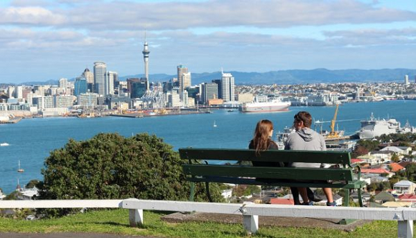 Auckland nhiều năm qua nổi lên là một trung tâm đa văn hoá, hội tụ tinh hoa ẩm thực, âm nhạc, nghệ thuật và lối sống quốc tế.