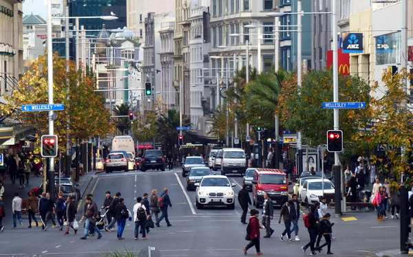 So với các thành phố khác Auckland có mật độ dân số tương đối thấp, do đó, thành phố Auckland sạch sẽ và ít bị ô nhiễm. Có rất nhiều danh lam thắng cảnh, công viên và những mảng xanh góp phần làm cho cảnh quan thành phố thêm sinh động.