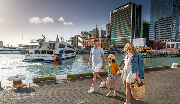 Nằm trên bờ biển bắc của khu vực Auckland, bãi biển Bethells là nơi thích hợp cho các hoạt động lướt sóng, câu cá, đi bộ trong rừng, trượt ván và bơi lội. Phía đông thành phố còn có bãi biển Muriwai với cát màu đen kỳ lạ.