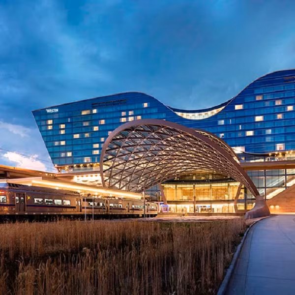 Trong 20 năm qua, các thuyết âm mưu cho rằng, cách bố trí đường băng của Sân bay Denver trông giống như một hình chữ Vạn. Nó cũng khá giống biểu tượng của phát xít Đức.