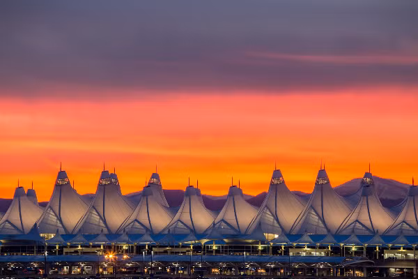  Sân bay quốc tế Denver thường được gọi là DIA, nằm ở tây bắc Denver, Colorado. Sân bay này do City &amp; County of Denver Department of Aviation làm cơ quan quản lý và điều hành. Đây cũng là sân bay rộng nhất nước Mỹ và đứng thứ hai trên thế giới.