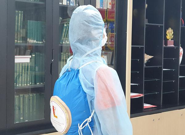 Các y bác sĩ mặc áo làm mát bên trong, sau đó mặc áo bảo hộ bên ngoài rồi đeo balo. Cục sạc của áo được để trong ngăn riêng, tách biệt với bình đá nên đảm bảo an toàn.