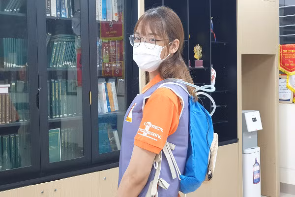 Nước sau đó lại được đẩy trở lại bình đựng đá, tuần hoàn liên tục như vậy giúp làm mát cơ thể. Bên cạnh đó, người dùng cũng có thể điều chỉnh nhiệt độ làm mát bằng cách điều chỉnh bơm.