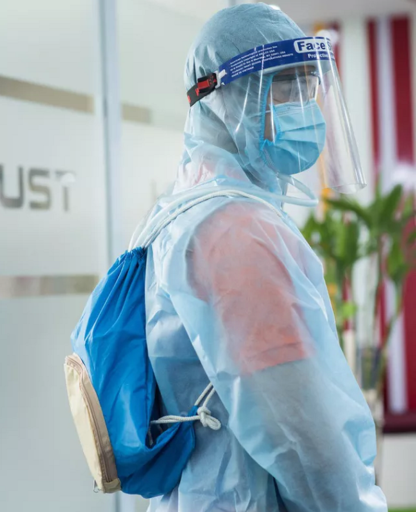 Nước trong ống mềm đi qua một bình đựng đá đặt trong balo dây rút đeo phía sau lưng. Chiếc bình này kèm một chiếc bơm, sau khi nước được làm mát, bơm sẽ đẩy nước vào hệ thống ống mềm trong áo.