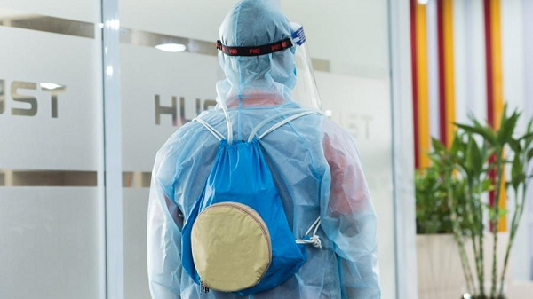 Quá trình thử nghiệm cho thấy, chỉ cần bỏ vào bình đựng đá khoảng 300 gram đá cùng 300 - 400 ml nước, duy trì nhiệt độ làm mát 26 - 27 độ C - mức cơ thể có thể thích nghi và không bị sốc nhiệt, áo có thể giúp làm mát trong 2 đến 4 tiếng.