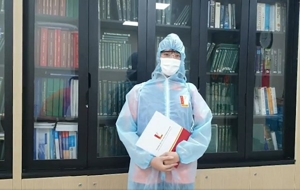 Chiếc áo sử dụng nguồn pin sạc dự phòng của điện thoại để làm bơm hoạt động, nên có thể làm việc trên 8 tiếng.