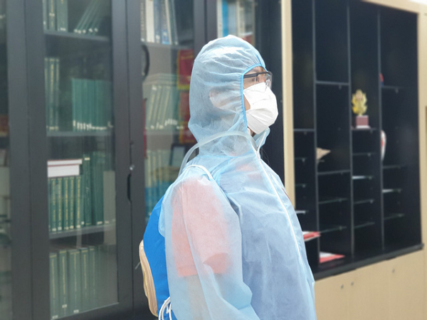 Chiếc áo làm mát này có giá chỉ bằng 1/4 so với với thị trường, trọng lượng khoảng 1kg. Hiện tại, nhóm sinh viên Trường ĐH Bách khoa Hà Nội vẫn đang cố gắng cải tiến sản phẩm sao cho tiện lợi hơn.