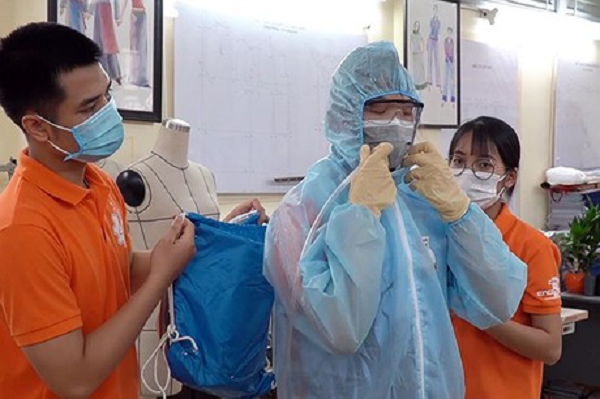 Chiếc áo chống nóng được thiết kế theo nguyên lý tuần hoàn nước lạnh, gồm 4 lớp trong đó một lớp là ống mềm để làm mát.