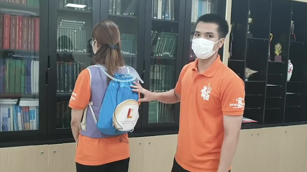 Sau một tuần lên ý tưởng và thực hiện, nhóm sinh viên K62 của Viện Kỹ thuật Hóa học gồm: Phạm Đình Giỏi, Nguyễn Thị Hương Hảo và Kiều Thị Thùy Linh, cùng với sự cố vấn của PGS. Vũ Đình Tiến đã nghiên cứu thiết kế thành công áo chống nóng đầy đủ tiêu chí để đưa vào sử dụng.