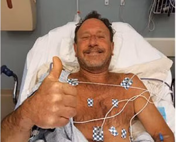 Ông Michael Packard đang lặn tìm tôm hùm ở ngoài khơi bờ biển phía Đông Bắc bang Massachusetts (Mỹ) bỗng nhiên bị một con cá voi lưng gù nuốt vào miệng.