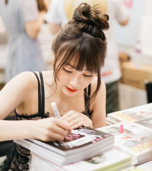 Rose Ma vốn sở hữu gương mặt xinh đẹp như thiên thần, làn da trắng mịn màng cùng một thân hình vô cùng nóng bỏng ngực đẹp eo thon khiến ai cũng mê mẩn.