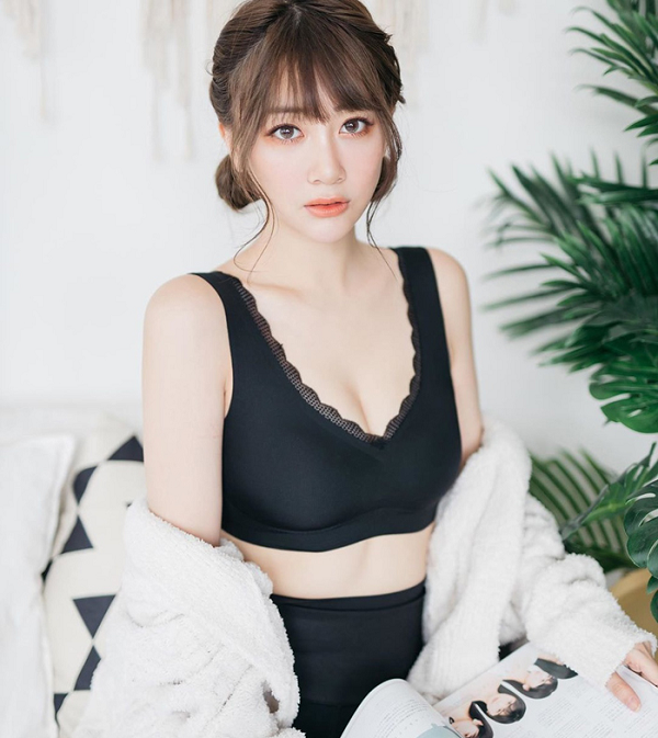 Sách ảnh của nữ game thủ xinh đẹp vô cùng đắt hàng dù giá của mỗi quyển lên đến 250 USD, đắt gấp đôi so với các người mẫu khác trong nghề.