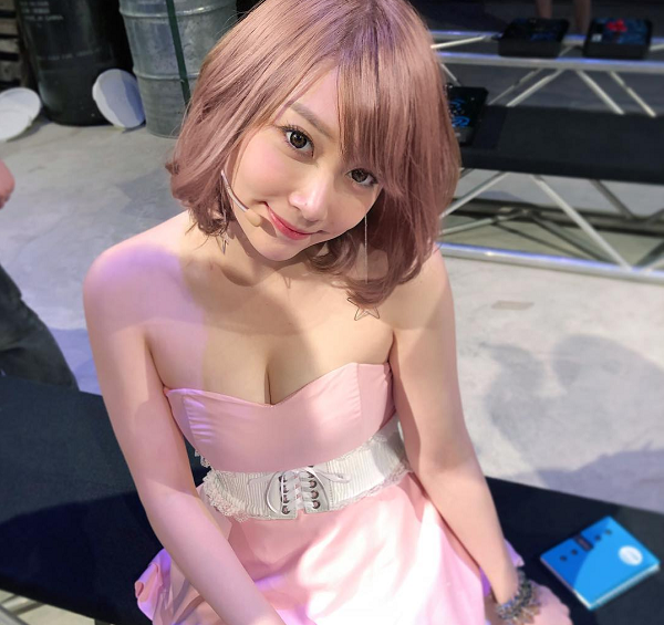 Trên trang Instagram của mình, Rose Ma cũng sở hữu một lượng fan hâm mộ vô cùng đông đảo và thường xuyên chia sẻ những hình ảnh bikini nóng bỏng để khoe tối đa lợi thế hình thể.