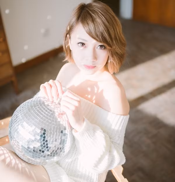 Nhiều người nhận xét những bộ ảnh của Rose Ma ngày càng theo chiều hướng khoe thân quá đà và vô cùng phản cảm.