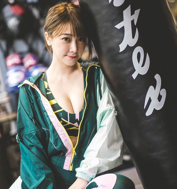 Sau đó, Rose Ma đã đưa ra quyết định táo bạo là chuyển sang làm người mẫu 18+ và cho phát hành bộ sách ảnh được chụp theo phong cách khoe thân.