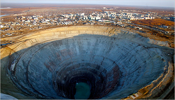 Các nhà khoa học cho rằng, kim cương không hình thành ở khu vực va chạm bởi nhiệt độ và áp suất trong quá trình va chạm quá lớn để chúng có thể tồn tại.