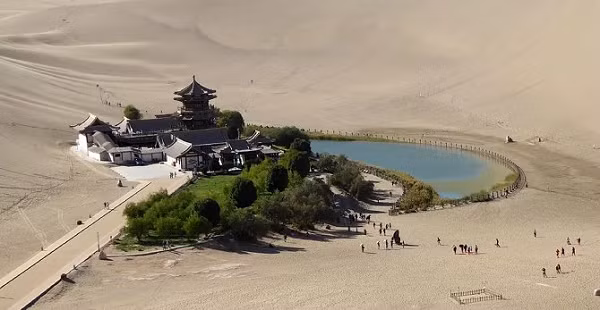 Trông thấy mặt trăng lưỡi liềm, nữ thần liền vẫy tay làm phép tạo ra một con suối hình lưỡi liềm với dòng nước mát trong, từ đó dần tạo ra sự sống, mở đường cho con người tồn tại đến ngày nay. Sau này, người đời gọi dòng suối huyền diệu ấy là Nguyệt Nha Tuyền.