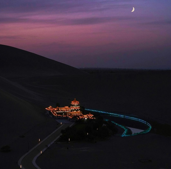 Cây cối xung quanh khu vực hồ xanh tươi, mặc dù sống giữa sự khắc nghiệt của khí hậu sa mạc Gobi. Do nằm ở vùng cát trũng và thấp hơn các cồn cát xung quanh, nên hồ ít bị bốc hơi nước và không hề cạn suốt 2.000 năm.