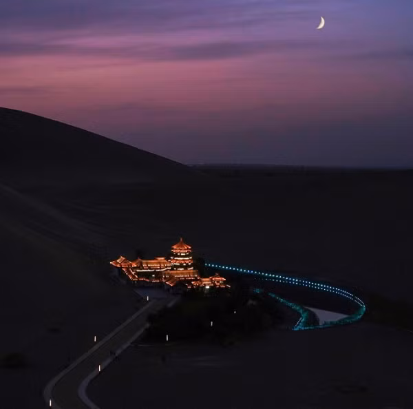 Cây cối xung quanh khu vực hồ xanh tươi, mặc dù sống giữa sự khắc nghiệt của khí hậu sa mạc Gobi. Do nằm ở vùng cát trũng và thấp hơn các cồn cát xung quanh, nên hồ ít bị bốc hơi nước và không hề cạn suốt 2.000 năm.