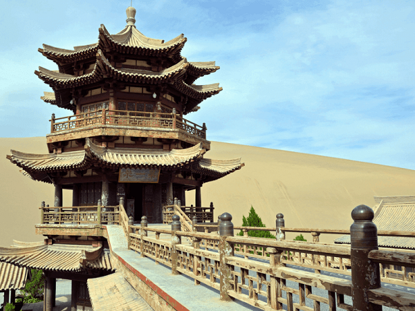 Vào mỗi mùa trong năm, suối Nguyệt Nha lại mang những vẻ đẹp rất riêng. Dọc theo bờ suối là công trình kiến trúc truyền thống Trung Hoa, được xây dựng từ thời nhà Hán.