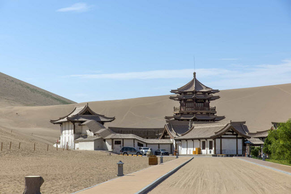 Đối với người Trung Hoa cổ đại, ốc đảo này được xem là cửa ngõ phía Tây của Trung Quốc. Các công trình kiến trúc nhìn từ xa không khác gì một cung điện giữa sa mạc hoang vu.