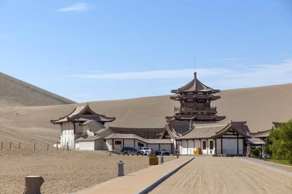 Đối với người Trung Hoa cổ đại, ốc đảo này được xem là cửa ngõ phía Tây của Trung Quốc. Các công trình kiến trúc nhìn từ xa không khác gì một cung điện giữa sa mạc hoang vu.