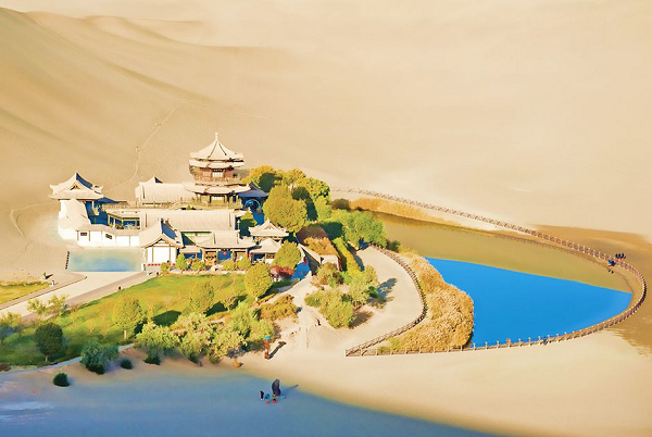 Nguyệt Nha Tuyền có nghĩa là “suối trăng lưỡi liềm”, gắn liền với truyền thuyết về những chuẩn mực đạo đức của con người. Chuyện kể về sự tha hóa nhân cách, lối sống của loài người đã khiến thần tiên nổi giận tạo ra cuồng phong bão cát nhấn chìm tất cả trong sa mạc. Chỉ còn một nhóm trẻ con có tâm hồn lương thiện sống sót sau đêm kinh hoàng.