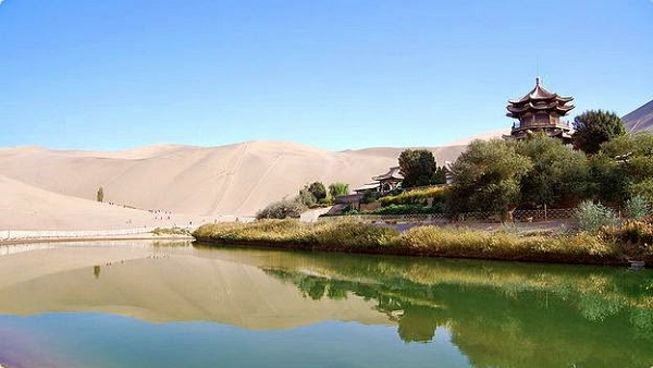 Từ năm 2006, chính phủ Trung Quốc đã quyết định “giải cứu” ốc đảo này bằng cách giảm thiểu hiện tượng sa mạc hóa, lấp đầy nước cho Nguyệt Nha Tuyền và tập trung phát triển du lịch. Mời các bạn xem video: Khung cảnh thiên nhiên tuyệt đẹp tại các quốc gia ít dân nhất thế giới