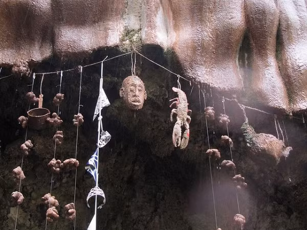 Nhiều món đồ hóa thành đá chỉ sau vài tuần, từ chiếc mũ đội đầu, cho tới ấm nước, gấu bông, hay thậm chí cả xe đạp. Nhìn kỹ, du khách sẽ thấy đồ vật này bị phủ bên ngoài bởi lớp vỏ khoáng chất cứng.