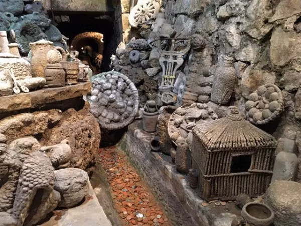 Trên thế giới cũng có những giếng kỳ lạ bị đồn đại có liên quan đến ma quỷ như ở Thị trấn Knaresborough, Bắc Yorkshire nước Anh. Giếng nước đặc biệt này nằm bên bờ sông Nidd.