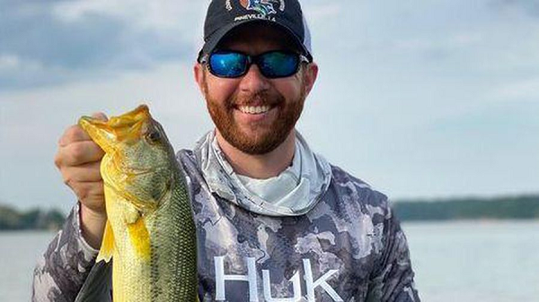 Khi đang câu cá trên hồ Beave trên cao nguyên Ozark, anh Josh Rogers sống ở bang Arkansas (Mỹ) đã vô tình bắt được một con cá màu vàng lấp lánh hiếm thấy. Anh nhanh chóng nhận ra đây là một con cá vược mồm rộng.