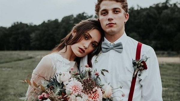 Khi mơ kết hôn với người lạ đề cập đến những hy sinh mà bạn đang phải trải qua trong các mối quan hệ. Ngoài ra giấc mơ này còn là dấu hiệu bạn từng cam kết một điều gì đó nhưng không chắc chắn cũng như không hiểu bản thân muốn gì trong cuộc sống.