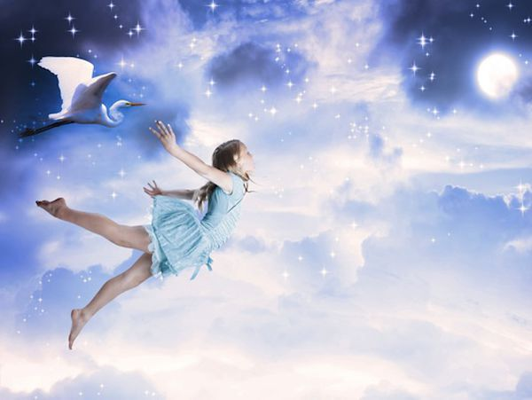 Khi bạn mơ thấy mình đang bay, mang đến cảm giác dễ chịu, hạnh phúc và phấn khởi chứng tỏ đây là mơ ước và niềm khao khát của bạn khi muốn sở hữu một siêu năng lực nào đó.