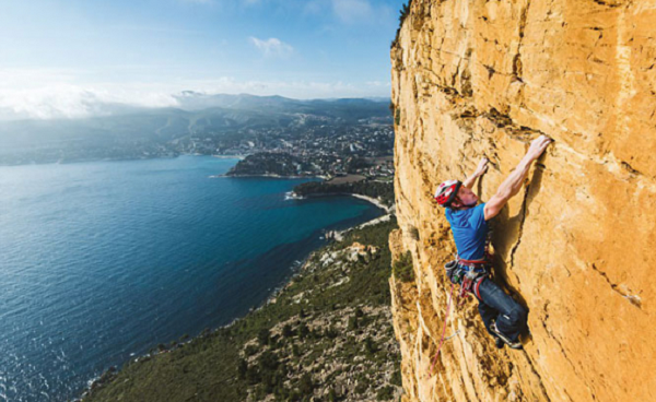 Mơ thấy mình đang leo núi cho thấy bạn đang cố gắng, kiên trì trong công việc để đạt được những mục tiêu mà mình đã đề ra. Hơn nữa bạn cũng đang nỗ lực không ngừng nghỉ để có thể giành được thành tựu lớn hơn nữa trong tương lai.