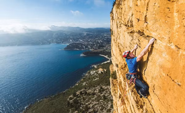 Mơ thấy mình đang leo núi cho thấy bạn đang cố gắng, kiên trì trong công việc để đạt được những mục tiêu mà mình đã đề ra. Hơn nữa bạn cũng đang nỗ lực không ngừng nghỉ để có thể giành được thành tựu lớn hơn nữa trong tương lai.