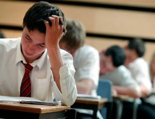 Giác mơ mình quay lại trường học và thi trượt có thể bắt nguồn từ nỗi sợ hãi có điều xấu sẽ xảy ra ở nơi làm việc. Tuy nhiên, giấc mơ trường học có lẽ là nhẹ nhàng và dễ dàng hơn thực tế công sở nhiều.