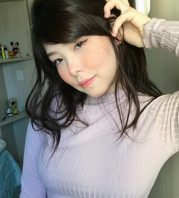  Júlia "Mayumi" Nakamura là cái tên khá nổi bật trong làng eSports, đặc biệt là trong giới game Liên Minh Huyền Thoại. Mayumi sinh năm 2002, quốc tịch Brazil.