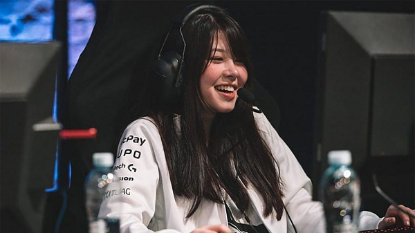 Lý do còn lại là việc INTZ hầu như chỉ sử dụng hình ảnh của cô để phục vụ mục đích quảng cáo thay vì giúp cô có sự nghiệp thi đấu như các nam đồng nghiệp. Điều này vi phạm các nguyên tắc trong hợp đồng, theo như những gì Mayumi chia sẻ.