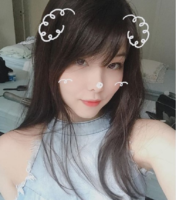 Vào năm 2019, nữ game thủ khiến người hâm mộ tức giận khi lộ ảnh nhạy cảm với trai lạ. Phần lớn bày tỏ sự tiếc nuối vì nữ thần trong mộng của mình đã có người yêu.