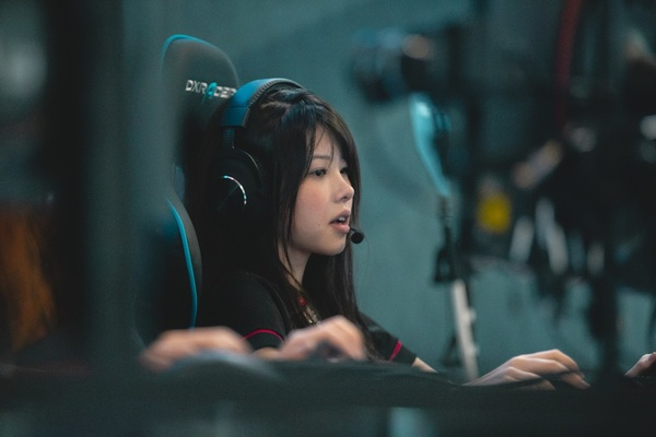 Trường hợp của Mayumi cho thấy, nhan sắc xinh đẹp chính là con dao hai lưỡi đối với các nữ game thủ. Nó có thể mang đến sự nổi tiếng những cũng kéo theo nhiều rắc rối và tai tiếng không đáng có.